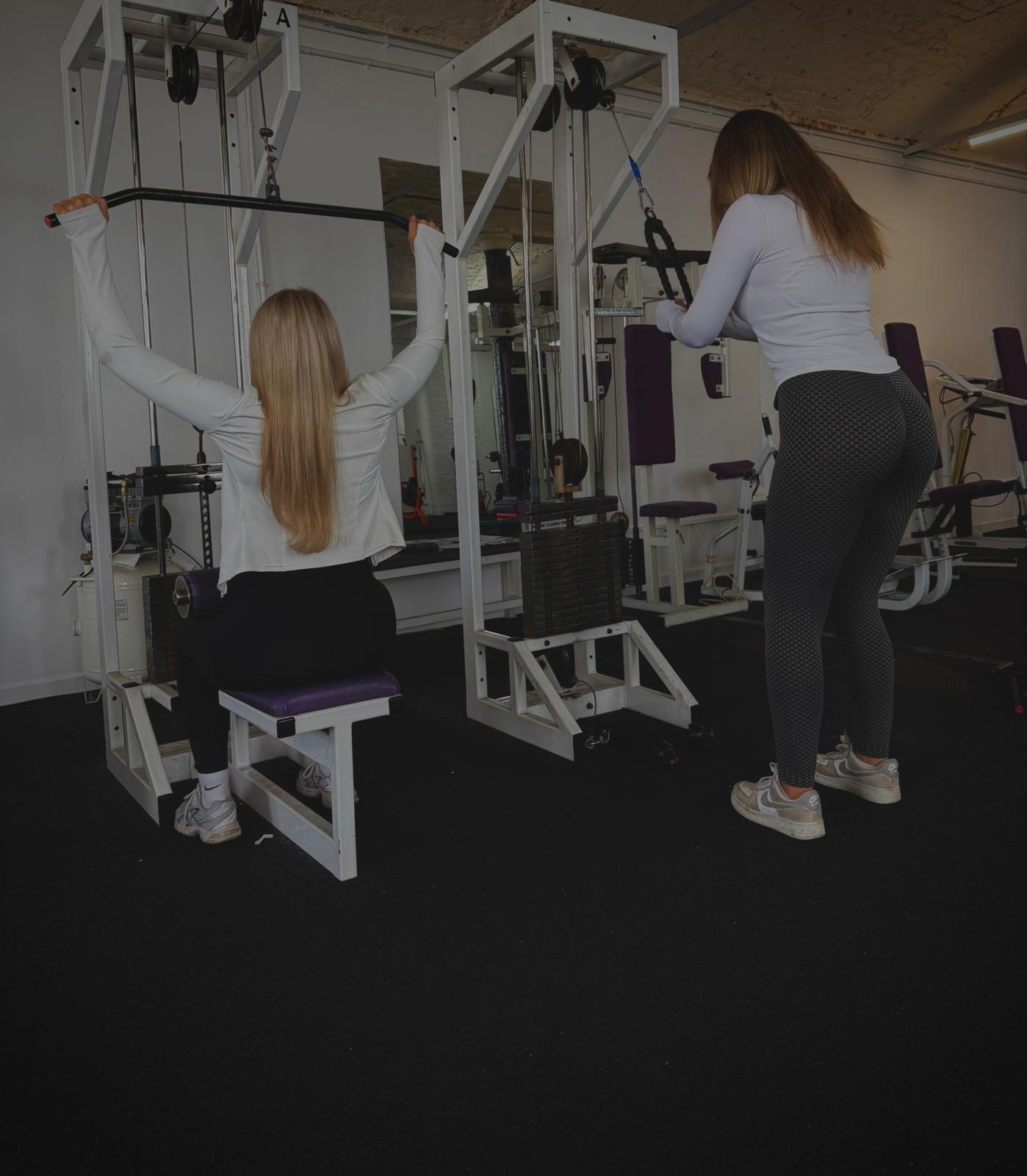 Members training together on the lat pulldown machines